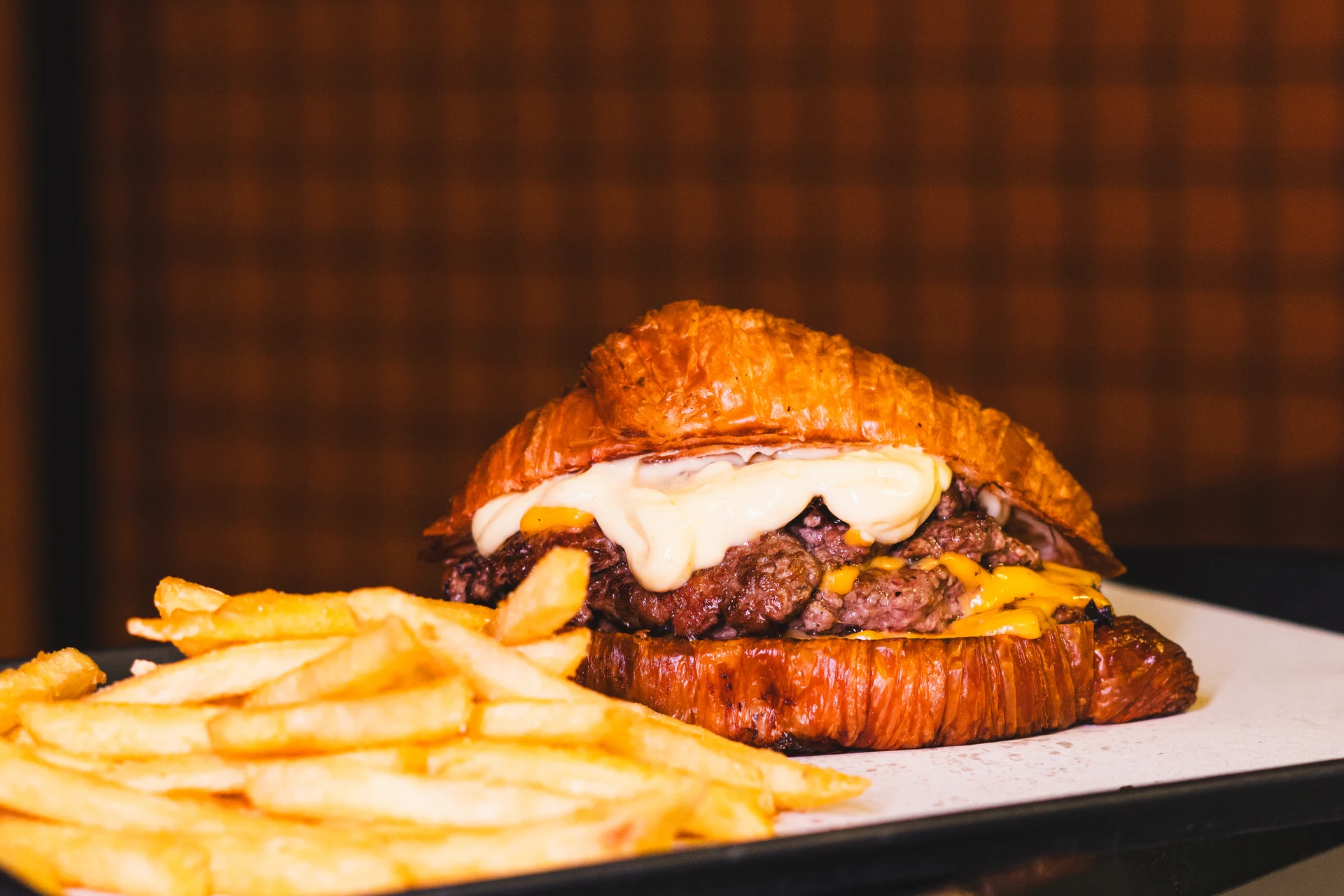 Hambúrguer artesanal da Eating Burger's servido no pão croissant
