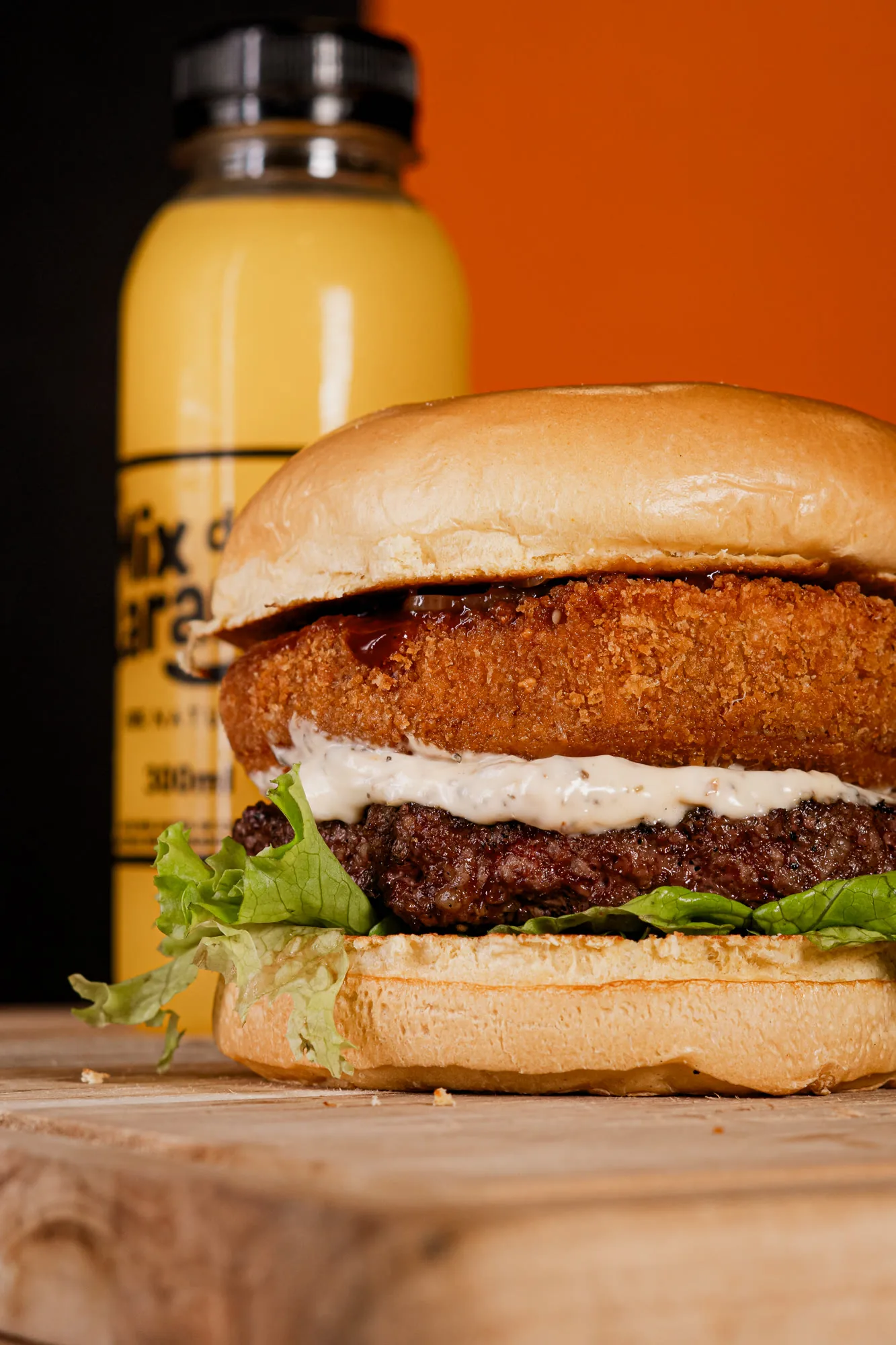 Eating Big Provolone: hambúrguer com provolone empanado e molho de ervas finas